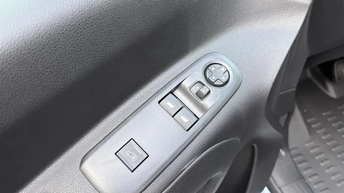 Standaard - Elektrisch | Elektrisch verstelbare en verwarmbare buitenspiegels | Parkeersensoren achter