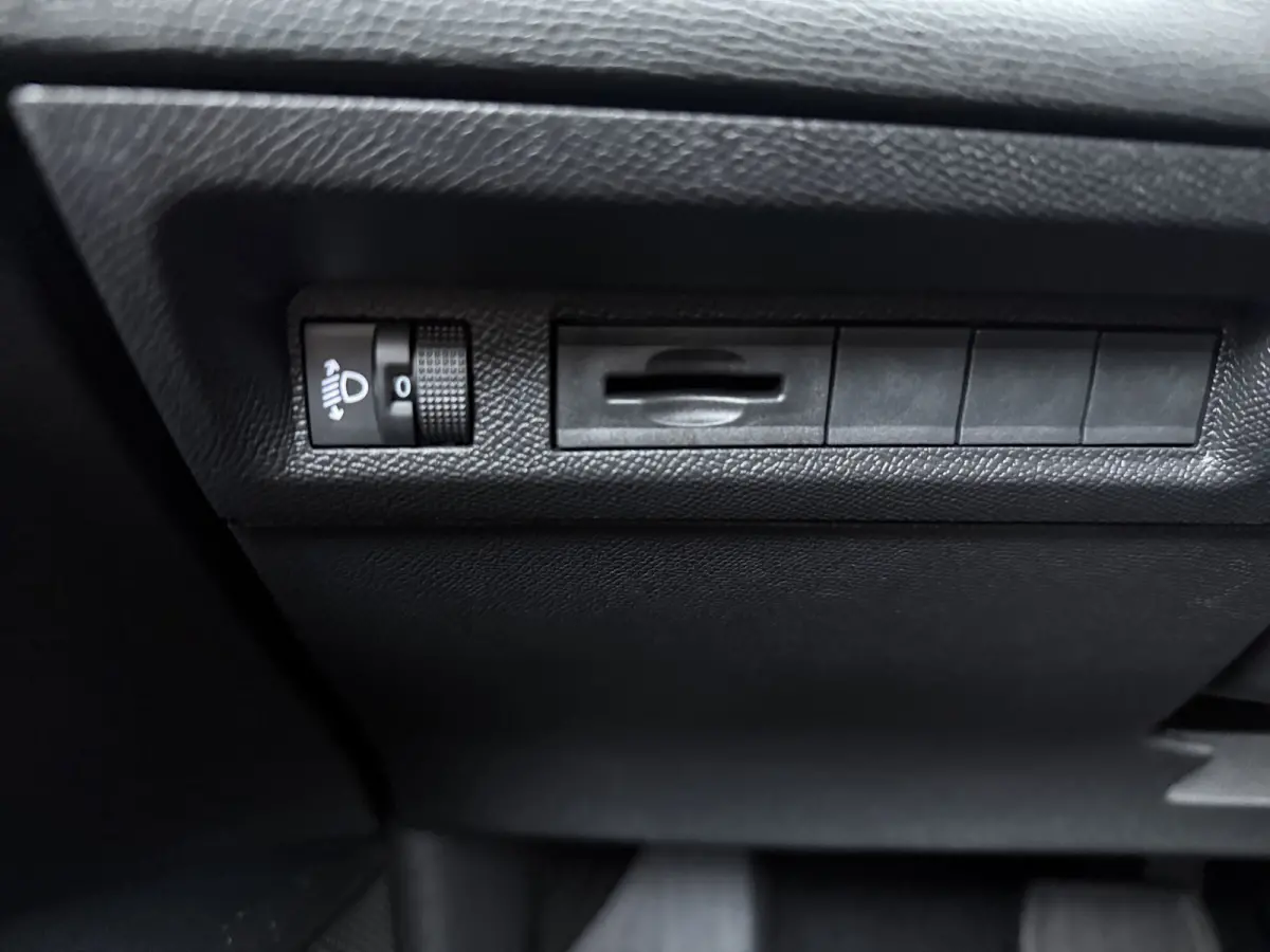 Allure | Elektrische parkeerrem | Extra getinte achterste zijruiten en achterruit | ISOFIX-bevestigingspunten voor drie kinderzitjes. Op de passagiersstoel en de buitenste zitplaatsen van de