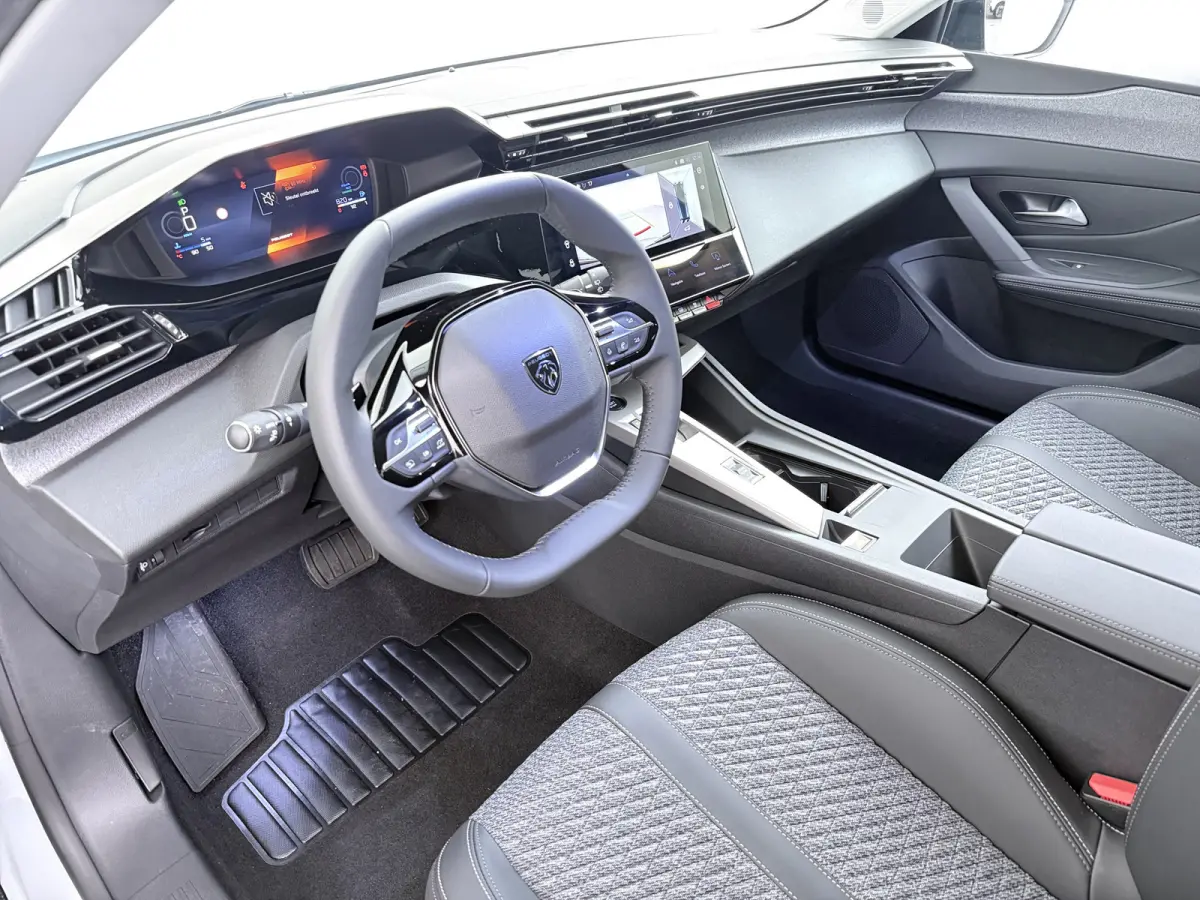 Allure | Elektrische parkeerrem | Extra getinte achterste zijruiten en achterruit | ISOFIX-bevestigingspunten voor drie kinderzitjes. Op de passagiersstoel en de buitenste zitplaatsen van de