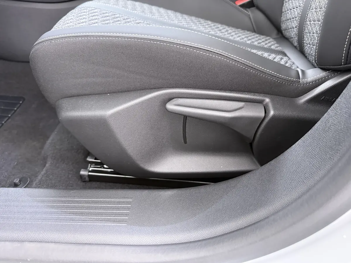 Allure | Elektrische parkeerrem | Extra getinte achterste zijruiten en achterruit | ISOFIX-bevestigingspunten voor drie kinderzitjes. Op de passagiersstoel en de buitenste zitplaatsen van de
