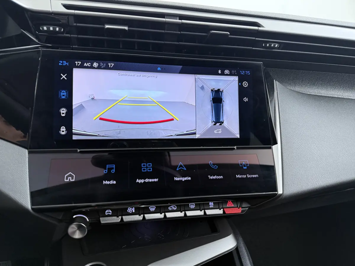 Allure | Elektrische parkeerrem | Extra getinte achterste zijruiten en achterruit | ISOFIX-bevestigingspunten voor drie kinderzitjes. Op de passagiersstoel en de buitenste zitplaatsen van de