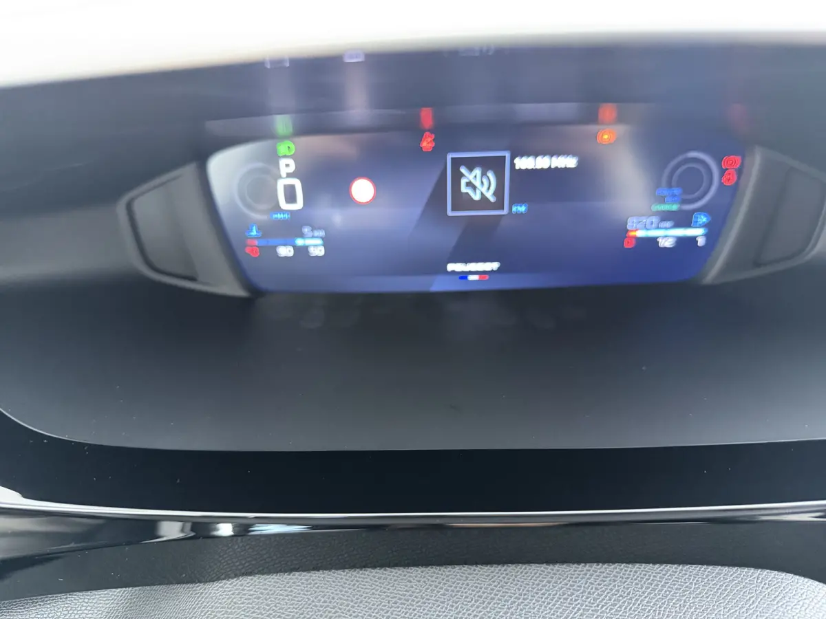 Allure | Elektrische parkeerrem | Extra getinte achterste zijruiten en achterruit | ISOFIX-bevestigingspunten voor drie kinderzitjes. Op de passagiersstoel en de buitenste zitplaatsen van de