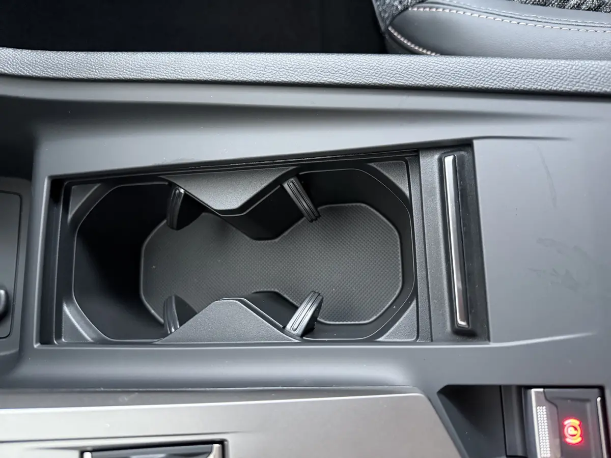 Allure | Elektrische parkeerrem | Extra getinte achterste zijruiten en achterruit | ISOFIX-bevestigingspunten voor drie kinderzitjes. Op de passagiersstoel en de buitenste zitplaatsen van de
