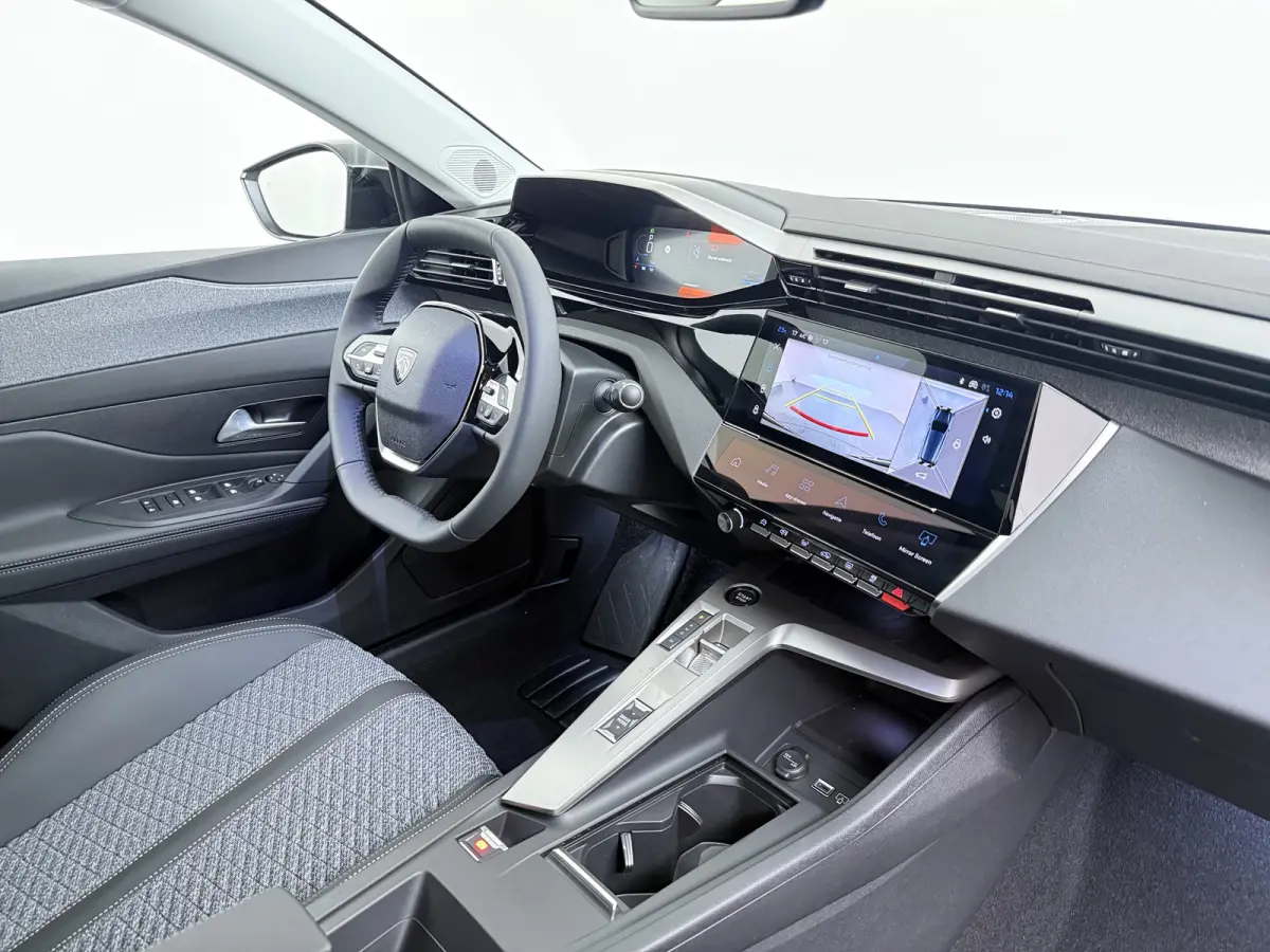 Allure | Elektrische parkeerrem | Extra getinte achterste zijruiten en achterruit | ISOFIX-bevestigingspunten voor drie kinderzitjes. Op de passagiersstoel en de buitenste zitplaatsen van de