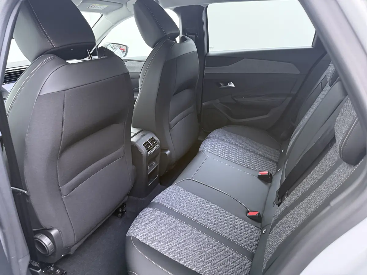 Allure | Elektrische parkeerrem | Extra getinte achterste zijruiten en achterruit | ISOFIX-bevestigingspunten voor drie kinderzitjes. Op de passagiersstoel en de buitenste zitplaatsen van de
