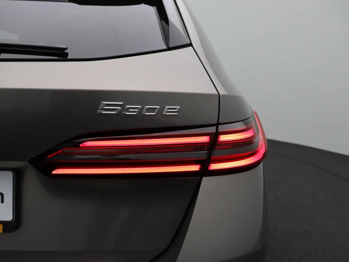 530e M Sport Edition | SoH 100% | Innovation Pack | Stuurwielrand Verwarmd | Trekhaak | Panoramadak | Driving Assistant Plus | Harman Kardon | 20''