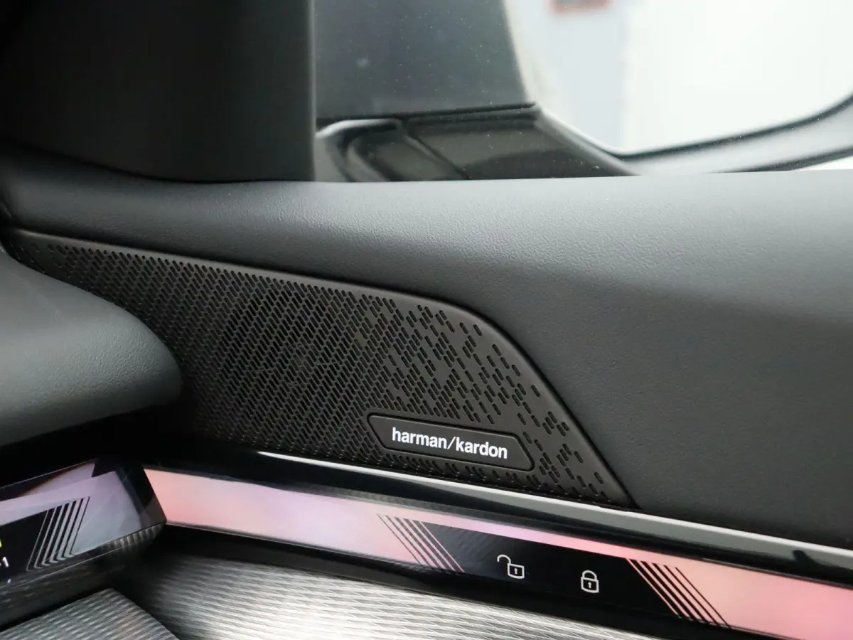 530e M Sport Edition | SoH 100% | Innovation Pack | Stuurwielrand Verwarmd | Trekhaak | Panoramadak | Driving Assistant Plus | Harman Kardon | 20''