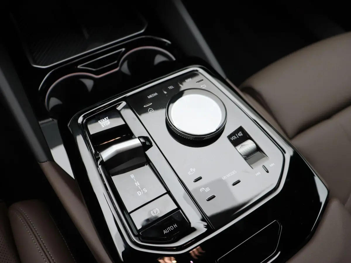530e M Sport Edition | SoH 100% | Innovation Pack | Stuurwielrand Verwarmd | Trekhaak | Panoramadak | Driving Assistant Plus | Harman Kardon | 20''