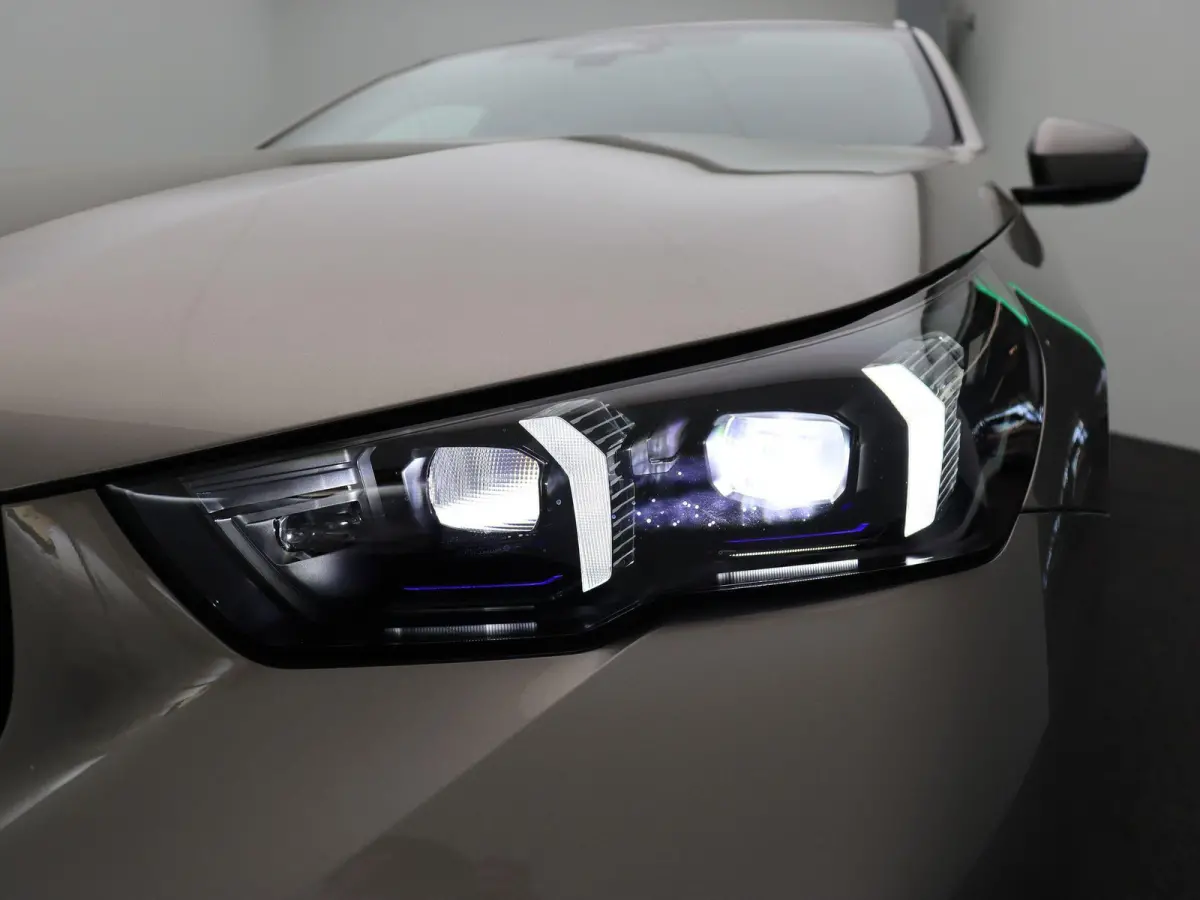 530e M Sport Edition | SoH 100% | Innovation Pack | Stuurwielrand Verwarmd | Trekhaak | Panoramadak | Driving Assistant Plus | Harman Kardon | 20''