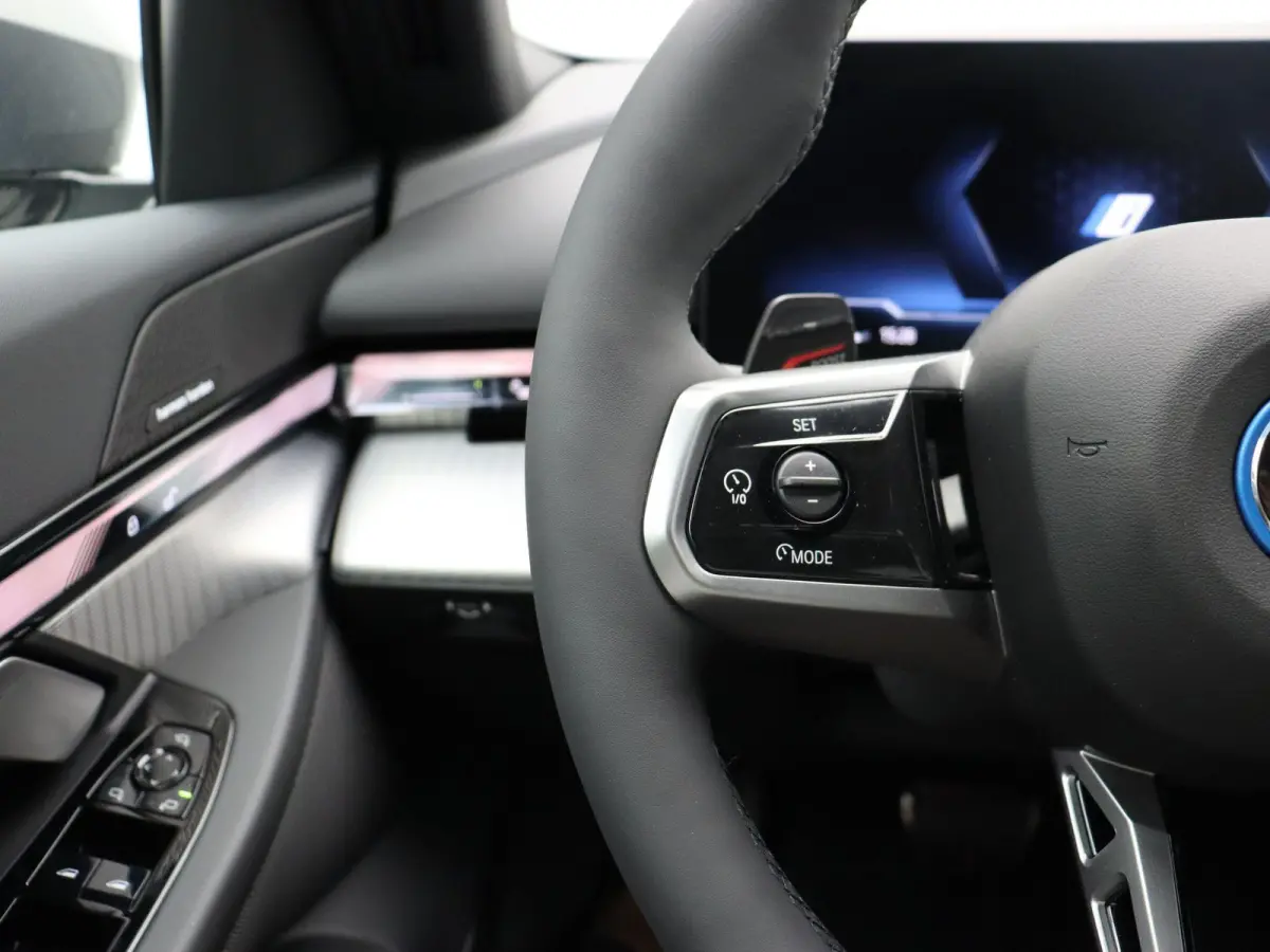 530e M Sport Edition | SoH 100% | Innovation Pack | Stuurwielrand Verwarmd | Trekhaak | Panoramadak | Driving Assistant Plus | Harman Kardon | 20''
