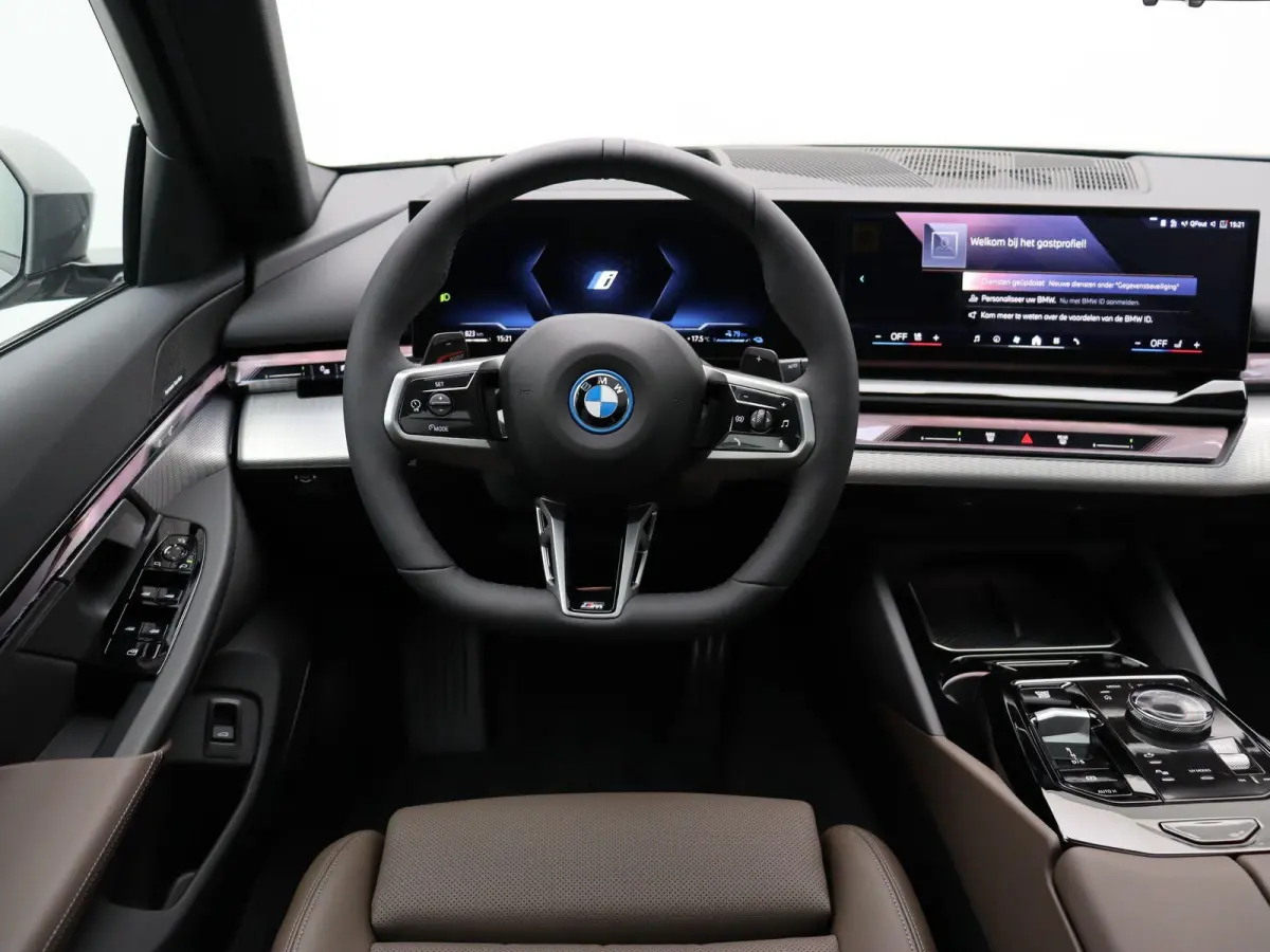 530e M Sport Edition | SoH 100% | Innovation Pack | Stuurwielrand Verwarmd | Trekhaak | Panoramadak | Driving Assistant Plus | Harman Kardon | 20''