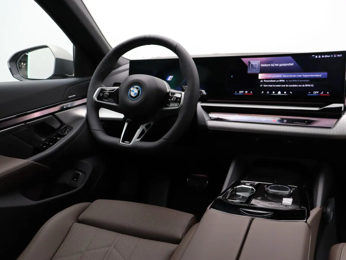 530e M Sport Edition | SoH 100% | Innovation Pack | Stuurwielrand Verwarmd | Trekhaak | Panoramadak | Driving Assistant Plus | Harman Kardon | 20''