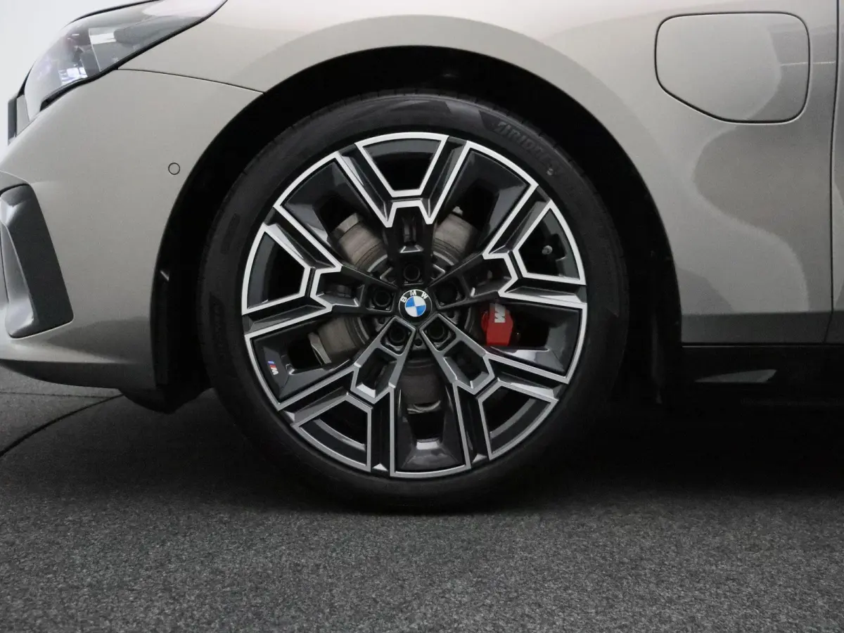 530e M Sport Edition | SoH 100% | Innovation Pack | Stuurwielrand Verwarmd | Trekhaak | Panoramadak | Driving Assistant Plus | Harman Kardon | 20''