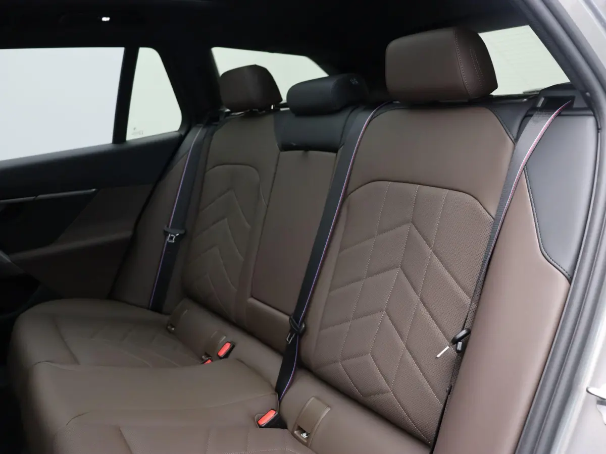 530e M Sport Edition | SoH 100% | Innovation Pack | Stuurwielrand Verwarmd | Trekhaak | Panoramadak | Driving Assistant Plus | Harman Kardon | 20''