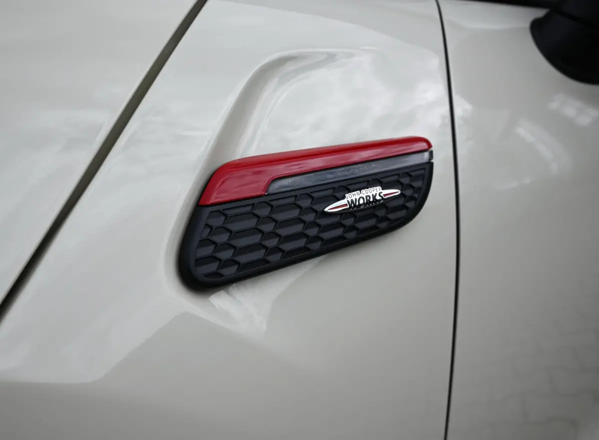 Mini 2.0 S John Cooper Works 211PK | Pano | Carplay | JCW Kit | PDC | Carplay | Stoelverwarming | Leder | Cruise | Schakelpaddles | Pepper White