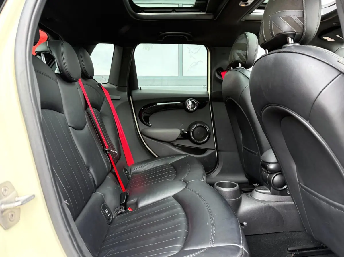 Mini 2.0 S John Cooper Works 211PK | Pano | Carplay | JCW Kit | PDC | Carplay | Stoelverwarming | Leder | Cruise | Schakelpaddles | Pepper White