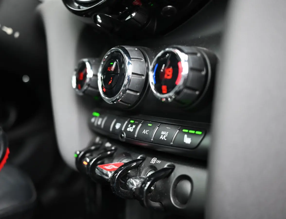 Mini 2.0 S John Cooper Works 211PK | Pano | Carplay | JCW Kit | PDC | Carplay | Stoelverwarming | Leder | Cruise | Schakelpaddles | Pepper White