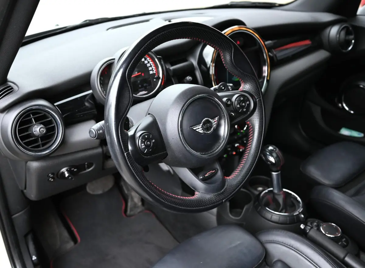 Mini 2.0 S John Cooper Works 211PK | Pano | Carplay | JCW Kit | PDC | Carplay | Stoelverwarming | Leder | Cruise | Schakelpaddles | Pepper White