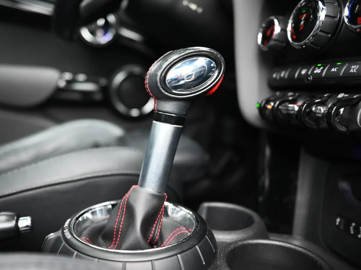 Mini 2.0 S John Cooper Works 211PK | Pano | Carplay | JCW Kit | PDC | Carplay | Stoelverwarming | Leder | Cruise | Schakelpaddles | Pepper White