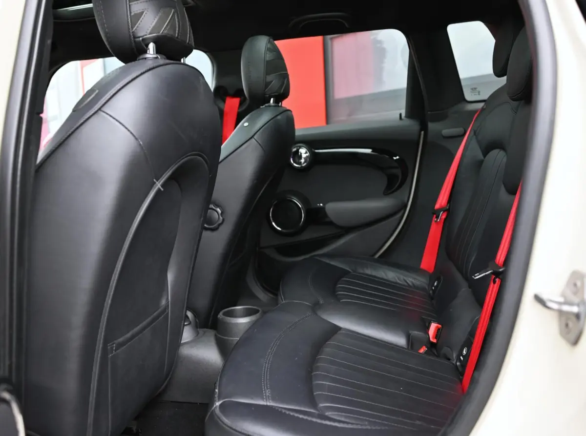 Mini 2.0 S John Cooper Works 211PK | Pano | Carplay | JCW Kit | PDC | Carplay | Stoelverwarming | Leder | Cruise | Schakelpaddles | Pepper White