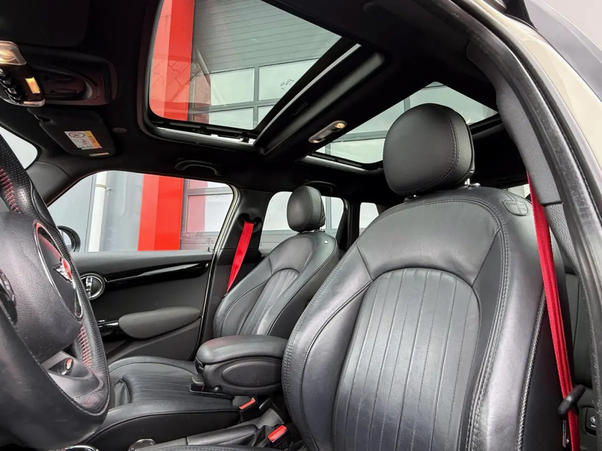 Mini 2.0 S John Cooper Works 211PK | Pano | Carplay | JCW Kit | PDC | Carplay | Stoelverwarming | Leder | Cruise | Schakelpaddles | Pepper White
