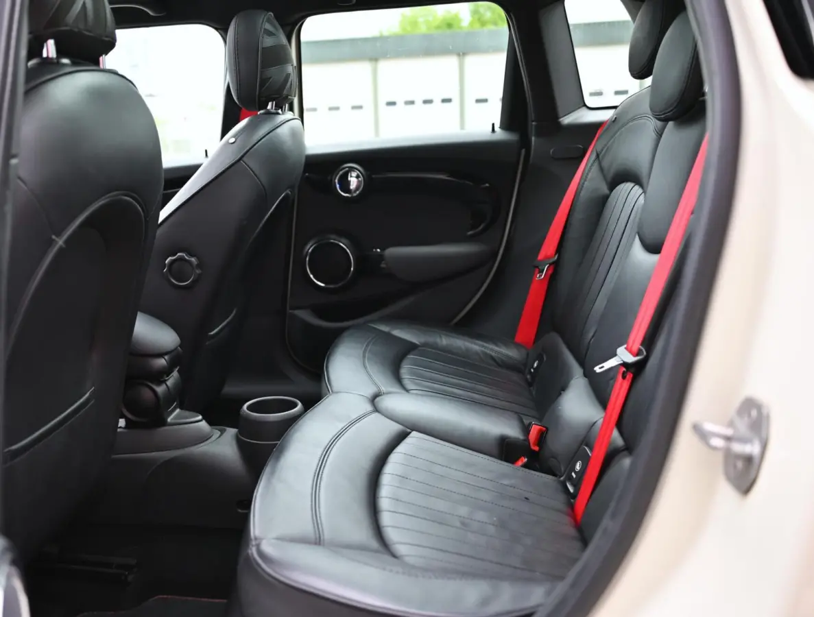 Mini 2.0 S John Cooper Works 211PK | Pano | Carplay | JCW Kit | PDC | Carplay | Stoelverwarming | Leder | Cruise | Schakelpaddles | Pepper White