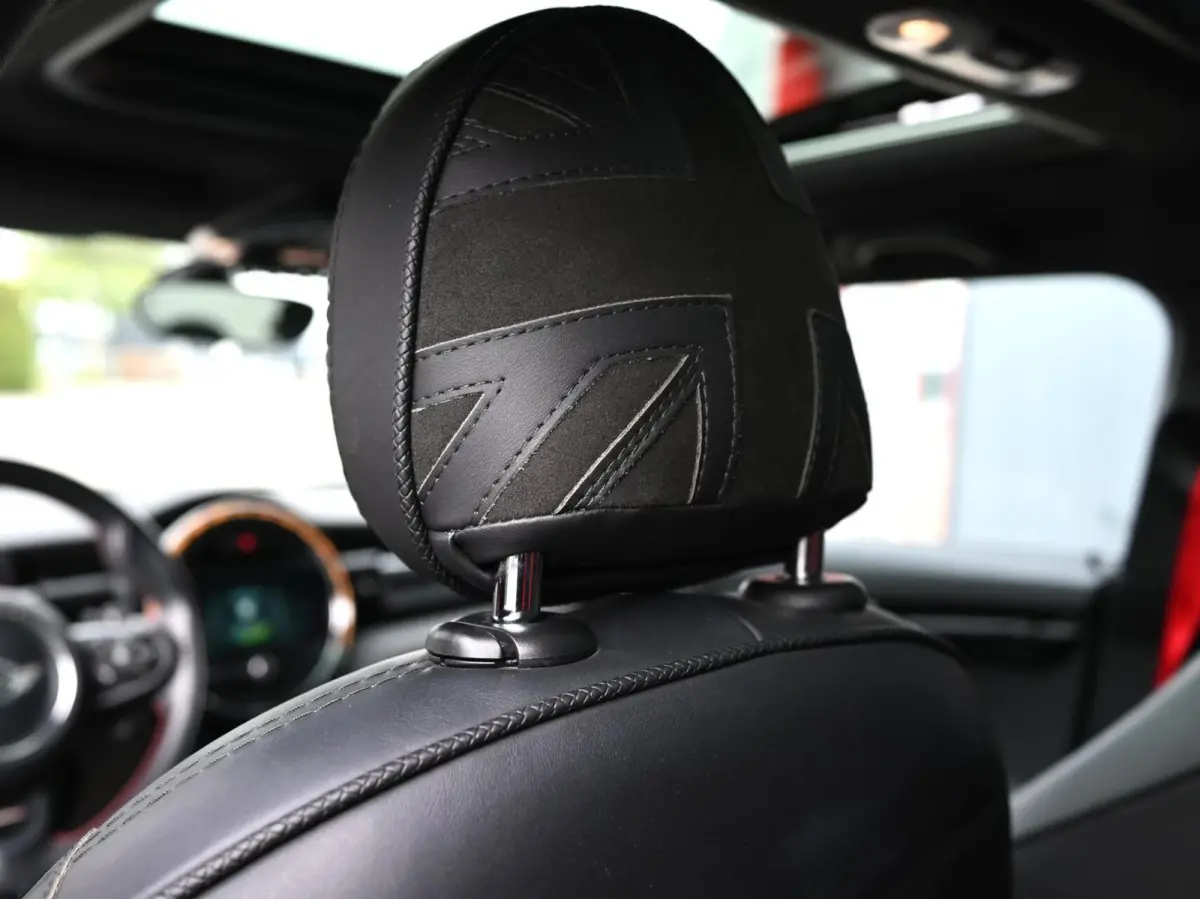 Mini 2.0 S John Cooper Works 211PK | Pano | Carplay | JCW Kit | PDC | Carplay | Stoelverwarming | Leder | Cruise | Schakelpaddles | Pepper White