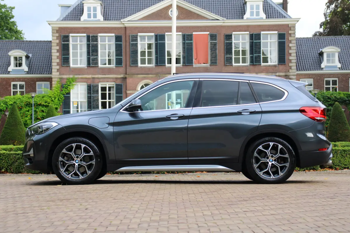 xDrive25e Business Edition Plus | 1E EIGENAAR | ORIGINEEL NL! | PANO DAK | TREKHAAK | STOEL + STUUR VERWARMING | HARMAN/ KARDON | ADAPTIVE CRUISE | ELEKTR KLEP