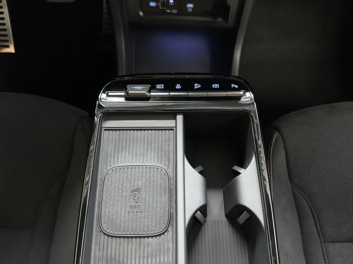 ONGEBRUIKTE AUTO 1.6 T-GDI PHEV N-LINE CAMERA ELEK.KLEP ELEK.STOEL/GEHEUG.VERW/GEKOELD SUBWFR 19''LMV ZWARTE HEMEL STUURVERW. PLUG IN HYBRIDE