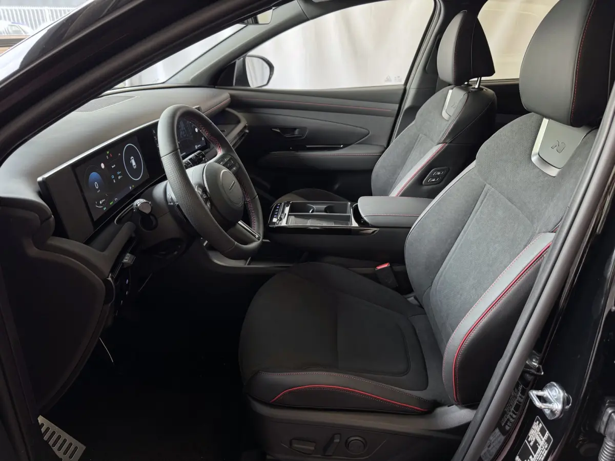 NIEUWE AUTO 1.6 T-GDI PHEV N-LINE 360CAM ELEK.KLEP ELEK.STOEL MET GEHEUGEN VERWARMD/KOELING SUBWOOFER 19" LMV ZWARTE HEMEL STUURVERW. PLUG IN HYBRIDE