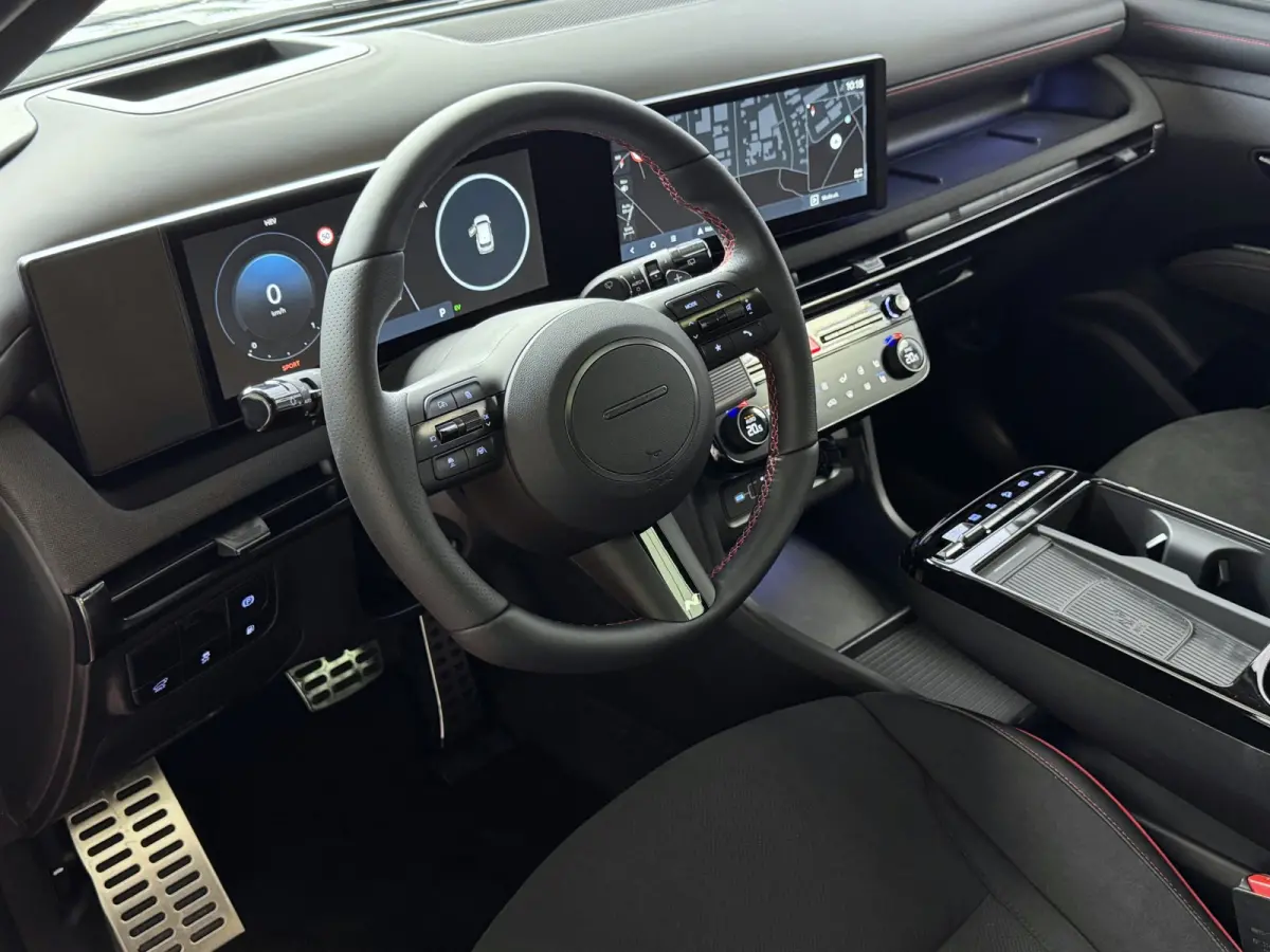 NIEUWE AUTO 1.6 T-GDI PHEV N-LINE 360CAM ELEK.KLEP ELEK.STOEL MET GEHEUGEN VERWARMD/KOELING SUBWOOFER 19" LMV ZWARTE HEMEL STUURVERW. PLUG IN HYBRIDE