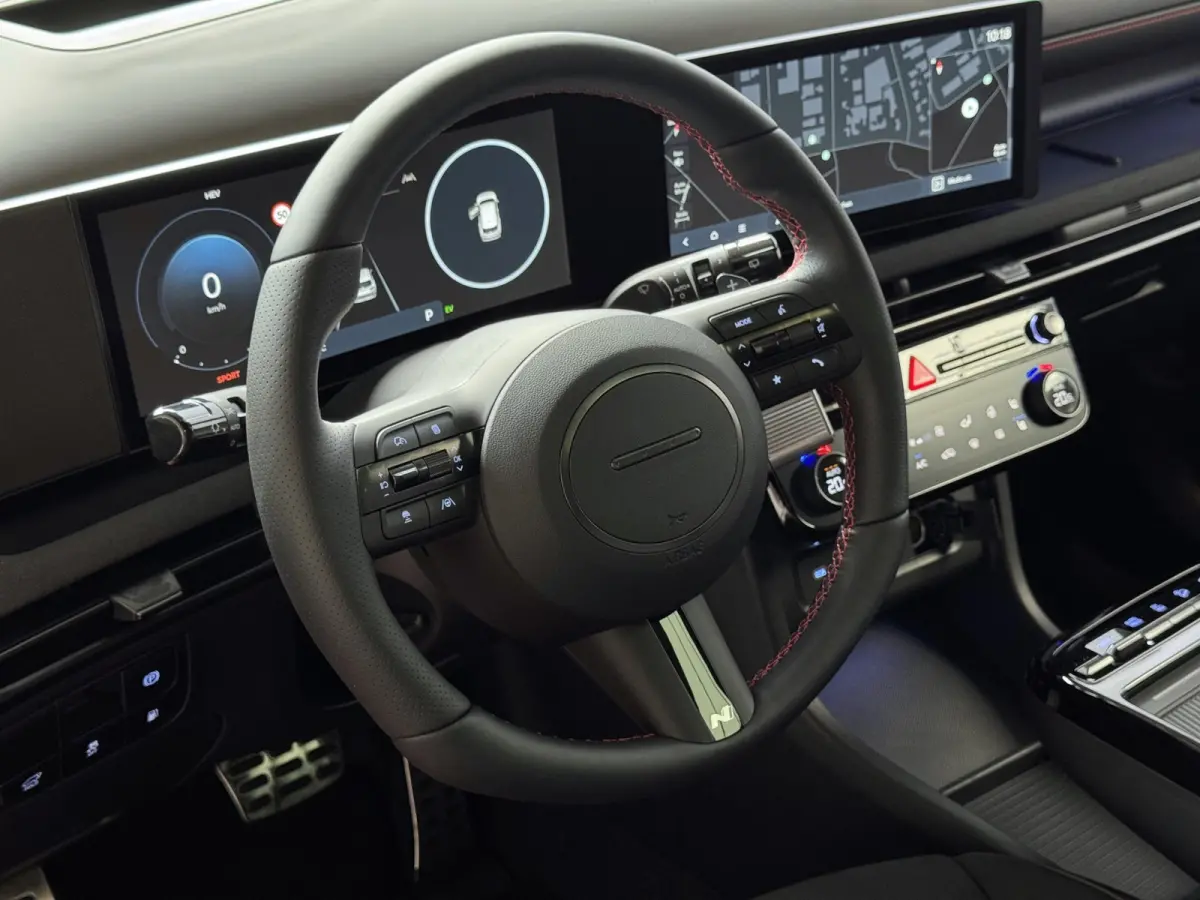 NIEUWE AUTO 1.6 T-GDI PHEV N-LINE 360CAM ELEK.KLEP ELEK.STOEL MET GEHEUGEN VERWARMD/KOELING SUBWOOFER 19" LMV ZWARTE HEMEL STUURVERW. PLUG IN HYBRIDE