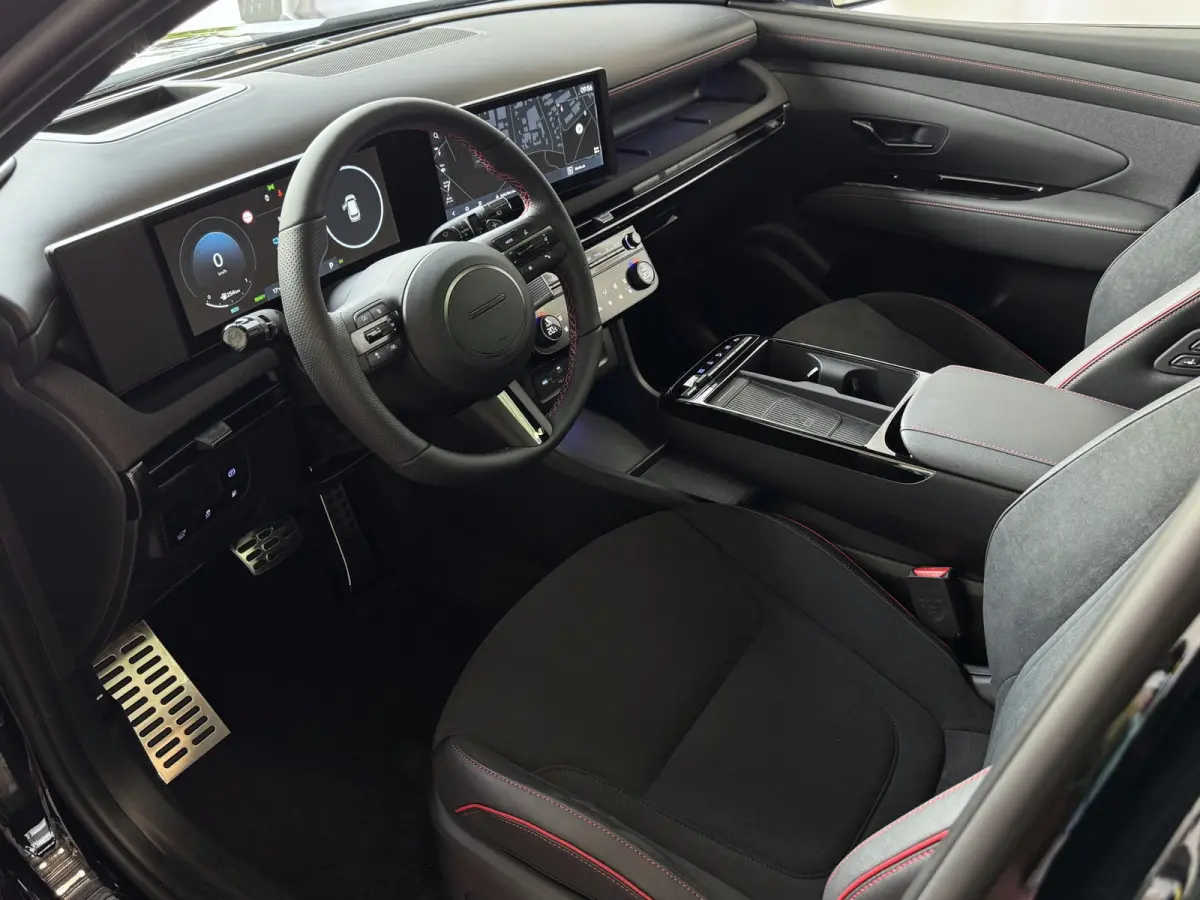NIEUWE AUTO 1.6 T-GDI PHEV N-LINE 360CAM ELEK.KLEP ELEK.STOEL MET GEHEUGEN VERWARMD/KOELING SUBWOOFER 19" LMV ZWARTE HEMEL STUURVERW. PLUG IN HYBRIDE