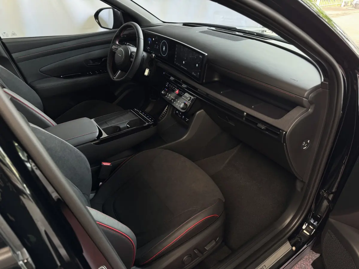 NIEUWE AUTO 1.6 T-GDI PHEV N-LINE 360CAM ELEK.KLEP ELEK.STOEL MET GEHEUGEN VERWARMD/KOELING SUBWOOFER 19" LMV ZWARTE HEMEL STUURVERW. PLUG IN HYBRIDE