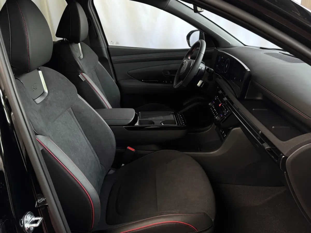 NIEUWE AUTO 1.6 T-GDI PHEV N-LINE 360CAM ELEK.KLEP ELEK.STOEL MET GEHEUGEN VERWARMD/KOELING SUBWOOFER 19" LMV ZWARTE HEMEL STUURVERW. PLUG IN HYBRIDE