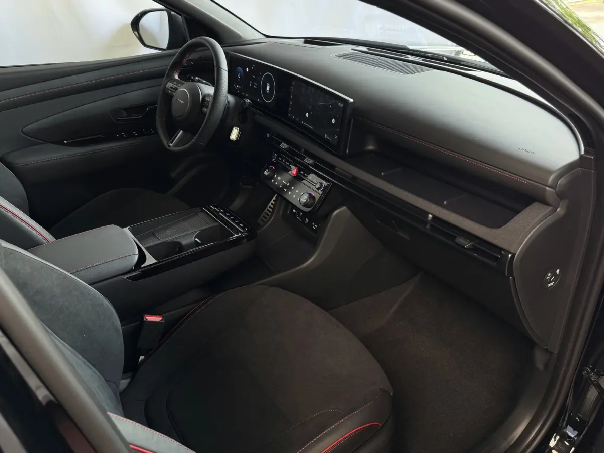 NIEUWE AUTO 1.6 T-GDI PHEV N-LINE 360CAM ELEK.KLEP ELEK.STOEL MET GEHEUGEN VERWARMD/KOELING SUBWOOFER 19" LMV ZWARTE HEMEL STUURVERW. PLUG IN HYBRIDE