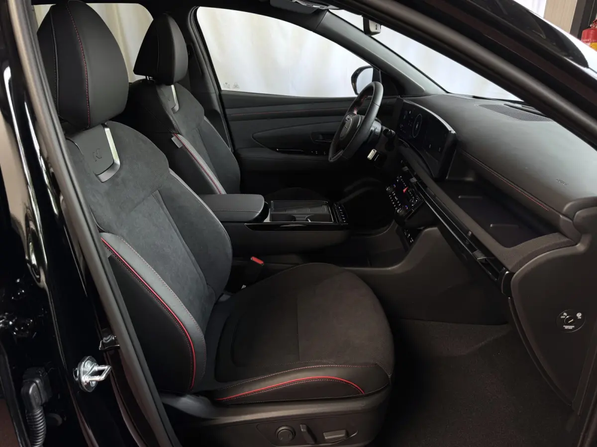 NIEUWE AUTO 1.6 T-GDI PHEV N-LINE 360CAM ELEK.KLEP ELEK.STOEL MET GEHEUGEN VERWARMD/KOELING SUBWOOFER 19" LMV ZWARTE HEMEL STUURVERW. PLUG IN HYBRIDE