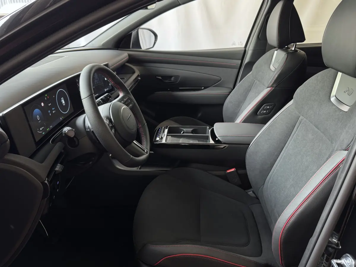 NIEUWE AUTO 1.6 T-GDI PHEV N-LINE 360CAM ELEK.KLEP ELEK.STOEL MET GEHEUGEN VERWARMD/KOELING SUBWOOFER 19" LMV ZWARTE HEMEL STUURVERW. PLUG IN HYBRIDE