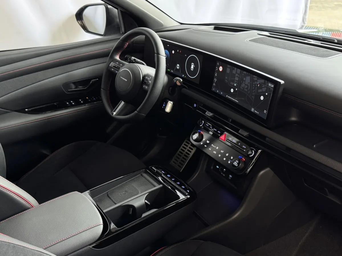 1.6 T-GDI PHEV LUXE N-LINE NIEUWE AUTO 360° CAMERA ELEK.KLEP ELEK.STOEL MET GEHEUGEN VERWARMD SUBWOOFER 19" LMV ZWARTE HEMEL STUURVERW. PLUG IN HYBRIDE