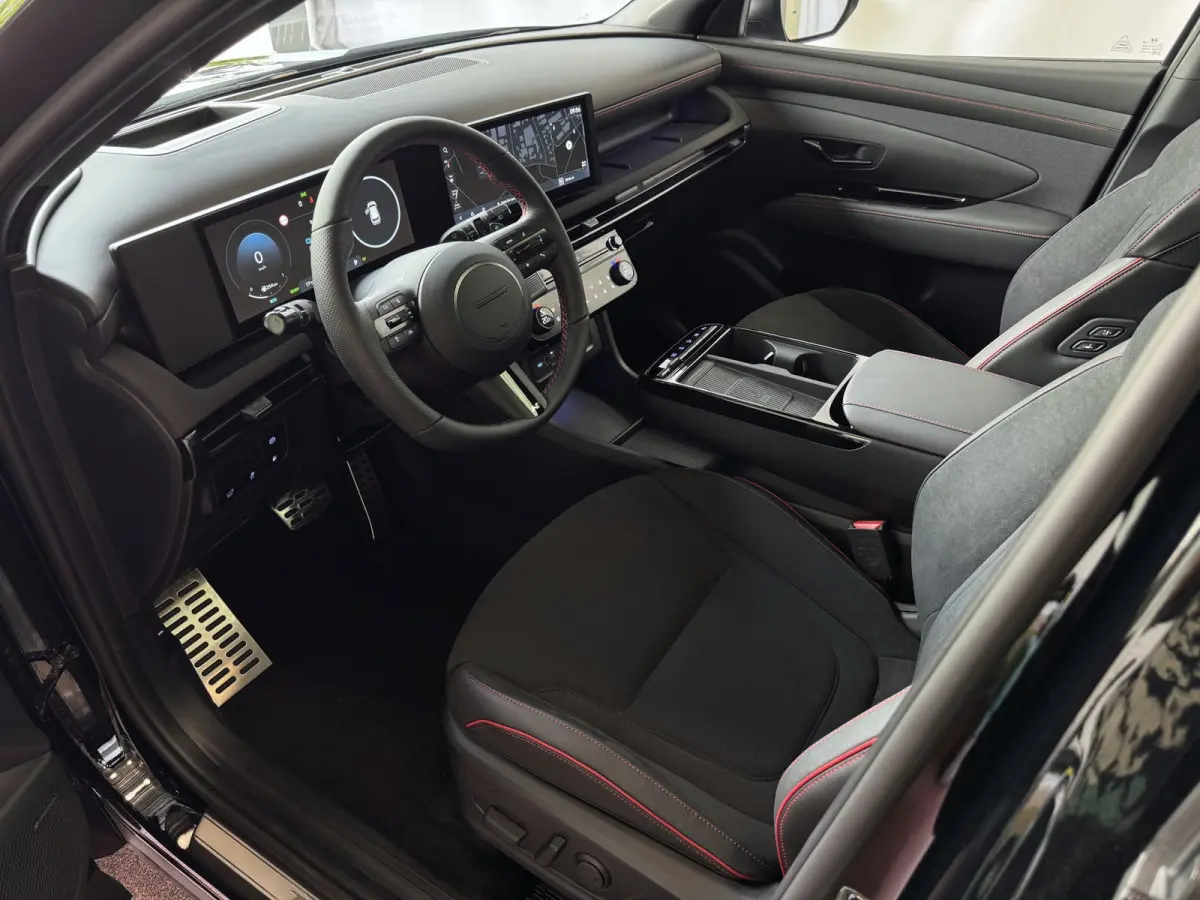 1.6 T-GDI PHEV LUXE N-LINE NIEUWE AUTO 360° CAMERA ELEK.KLEP ELEK.STOEL MET GEHEUGEN VERWARMD SUBWOOFER 19" LMV ZWARTE HEMEL STUURVERW. PLUG IN HYBRIDE