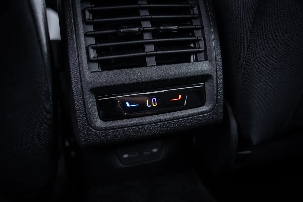 Life Edition eHybrid | TREKHAAK | ADAPT.CRUISE | CAMERA | APP.CONNECT | KEYLESS | FULL.LED | DAB |