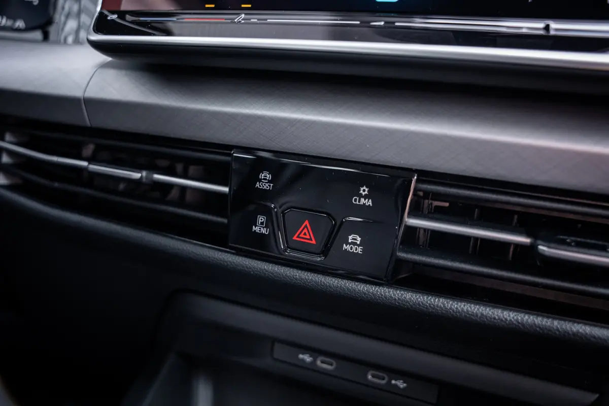 Life Edition eHybrid | TREKHAAK | ADAPT.CRUISE | CAMERA | APP.CONNECT | KEYLESS | FULL.LED | DAB |