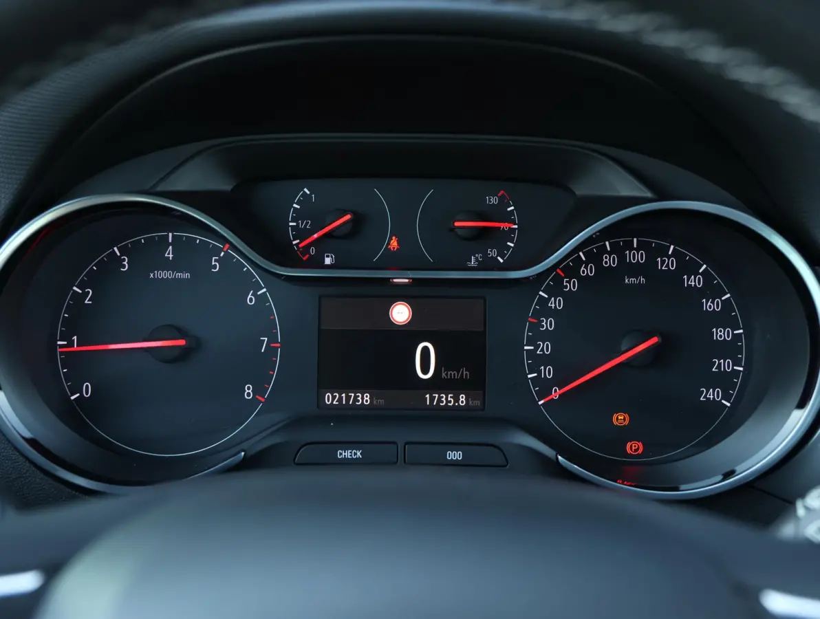 110pk Level 3 Trekhaak | unieke kilometers | Camera | AGR stoel | Climate | 16"LMV | Navigatie via Apple Carplay & Android |