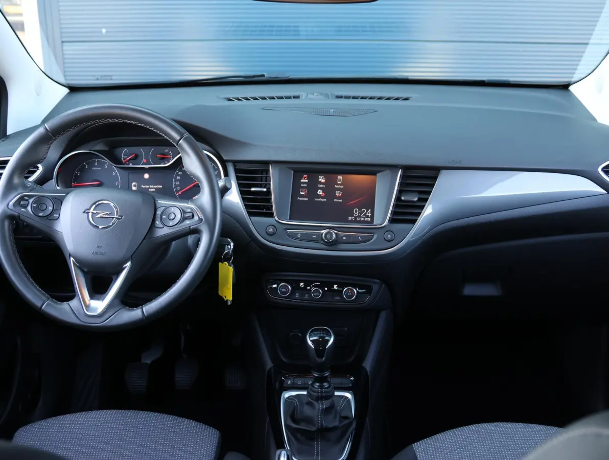110pk Level 3 Trekhaak | unieke kilometers | Camera | AGR stoel | Climate | 16"LMV | Navigatie via Apple Carplay & Android |