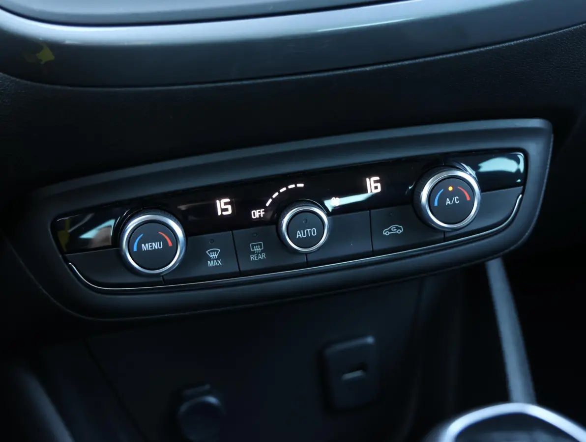 110pk Level 3 Trekhaak | unieke kilometers | Camera | AGR stoel | Climate | 16"LMV | Navigatie via Apple Carplay & Android |