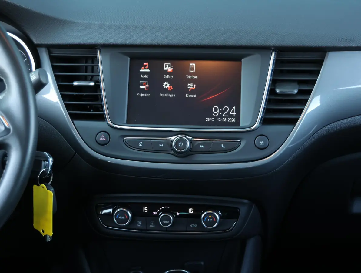 110pk Level 3 Trekhaak | unieke kilometers | Camera | AGR stoel | Climate | 16"LMV | Navigatie via Apple Carplay & Android |
