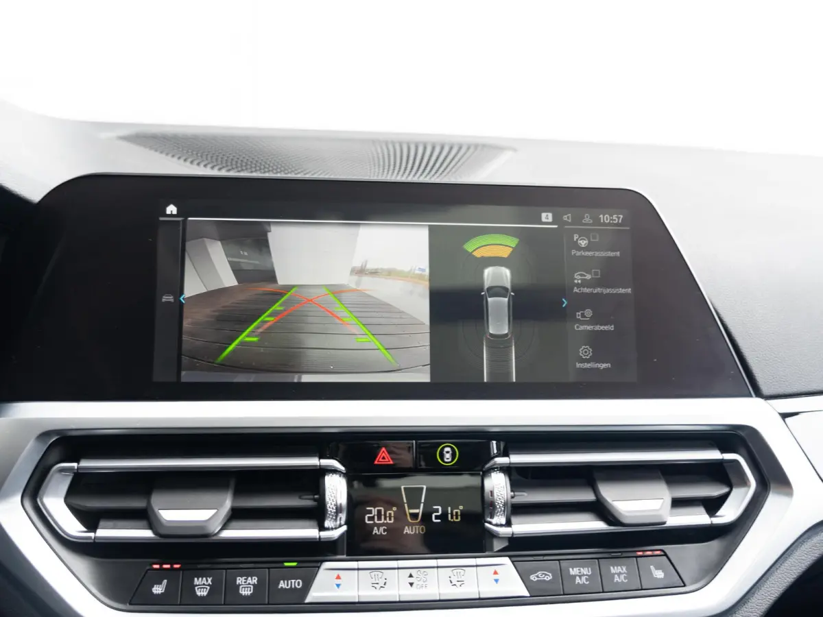 330e SoH 90% | Innovationspakket | Comfort Access | Achteruitrijcamera | Panoramadak | Stoelverwarming | Head-Up Display | 19 inch | Trekhaak