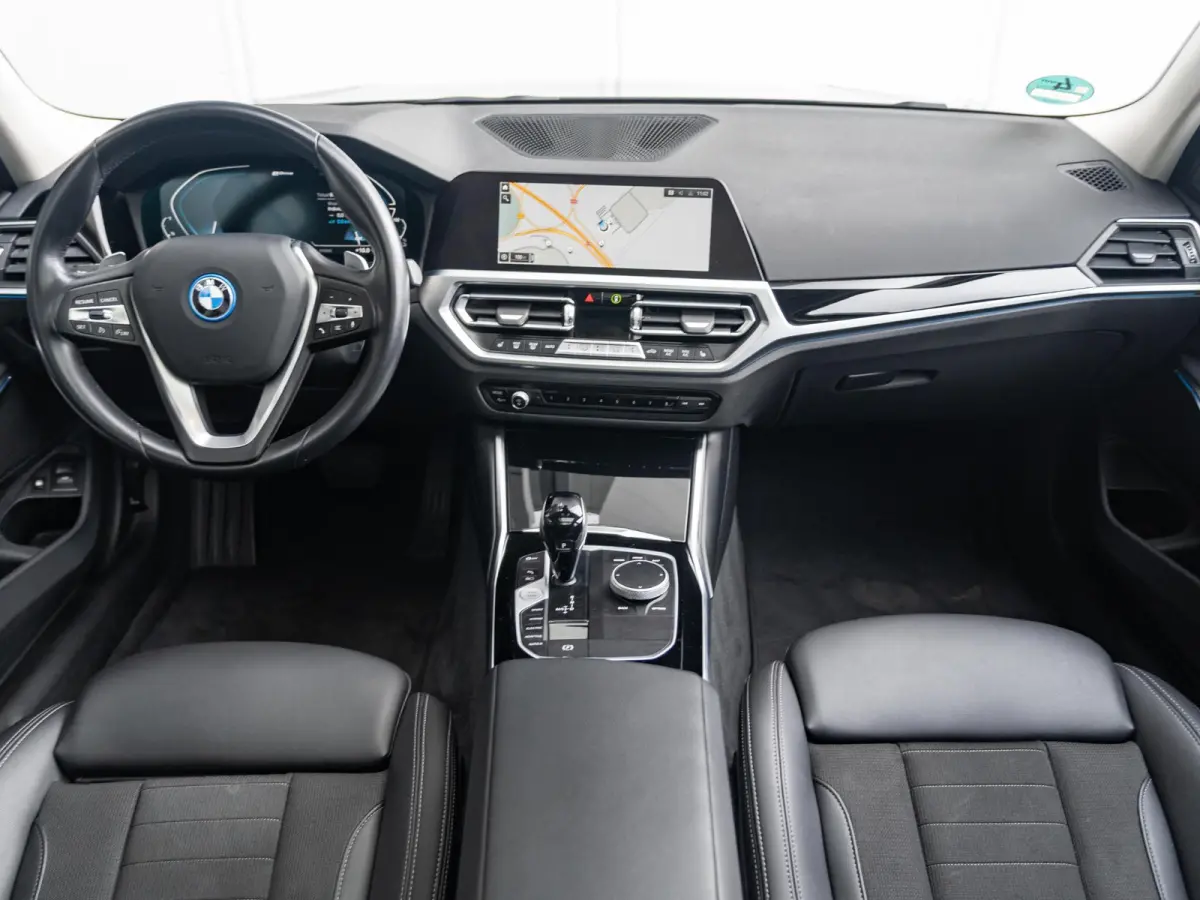 330e SoH 90% | Innovationspakket | Comfort Access | Achteruitrijcamera | Panoramadak | Stoelverwarming | Head-Up Display | 19 inch | Trekhaak
