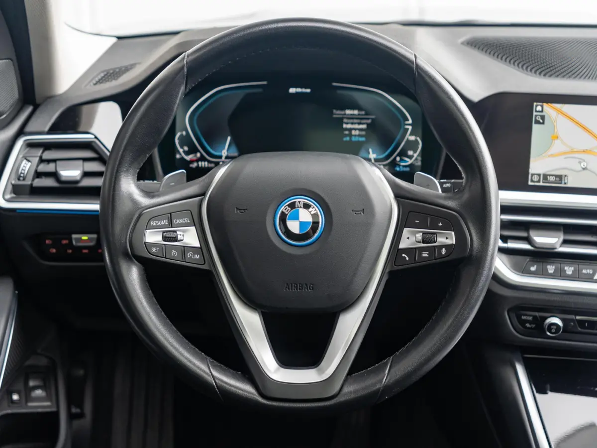 330e SoH 90% | Innovationspakket | Comfort Access | Achteruitrijcamera | Panoramadak | Stoelverwarming | Head-Up Display | 19 inch | Trekhaak