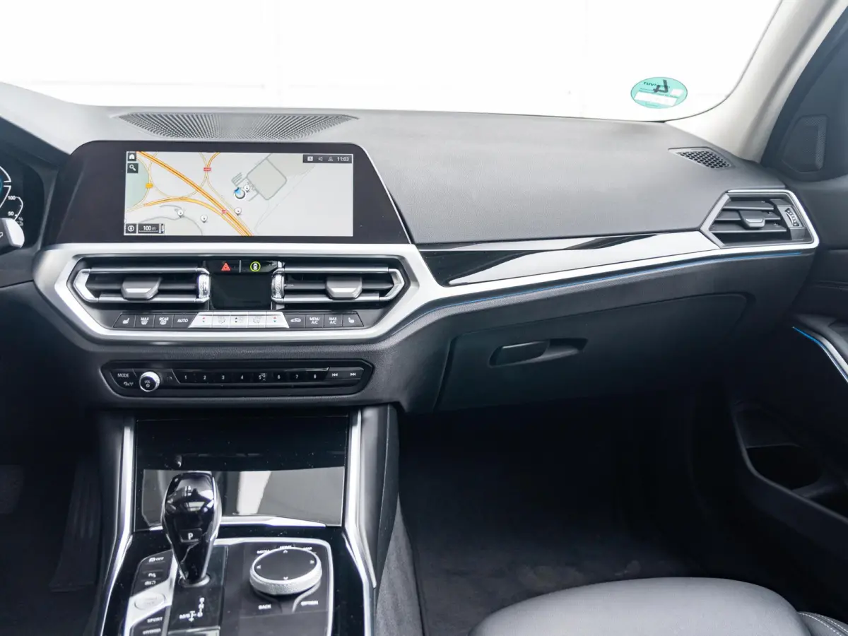 330e SoH 90% | Innovationspakket | Comfort Access | Achteruitrijcamera | Panoramadak | Stoelverwarming | Head-Up Display | 19 inch | Trekhaak
